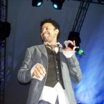 Shaggy walks on stage and smiles at the  audience reaction pj